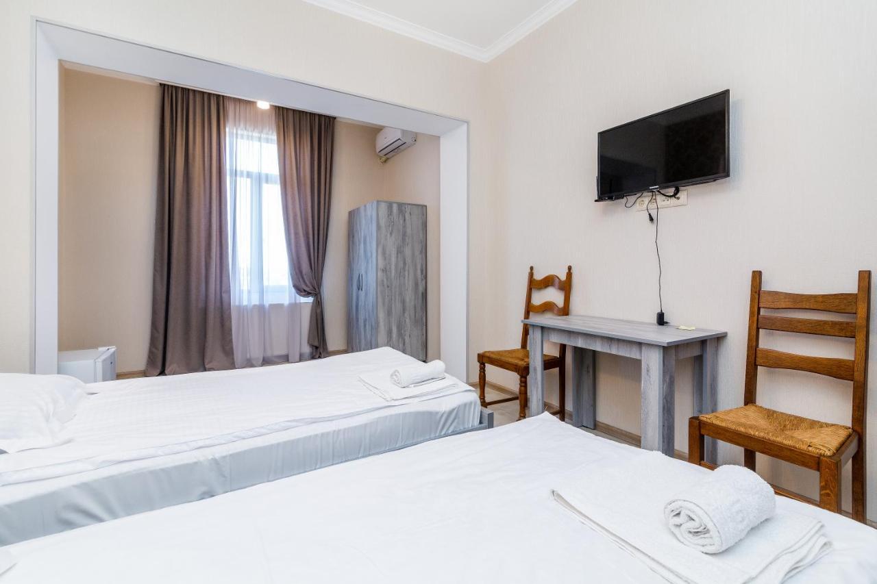 White Hotel Guesthouse Zugdidi Extérieur photo