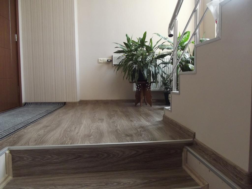 White Hotel Guesthouse Zugdidi Extérieur photo