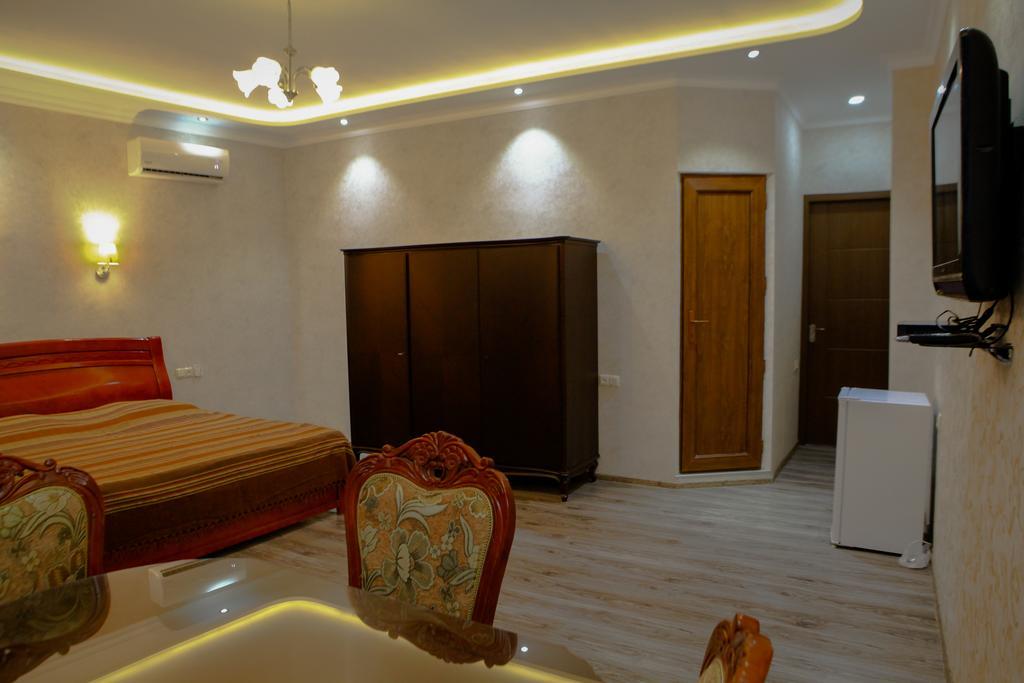White Hotel Guesthouse Zugdidi Extérieur photo