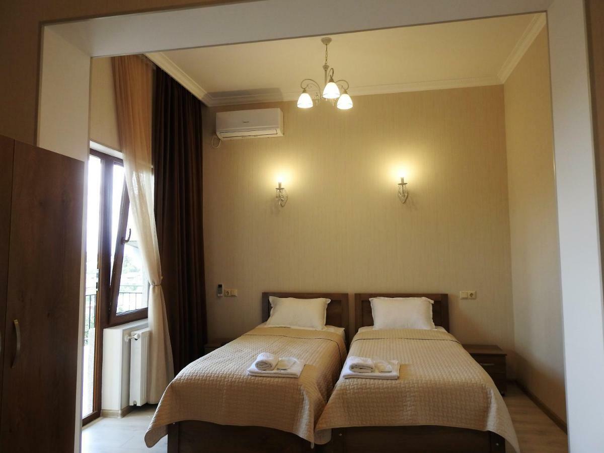 White Hotel Guesthouse Zugdidi Extérieur photo