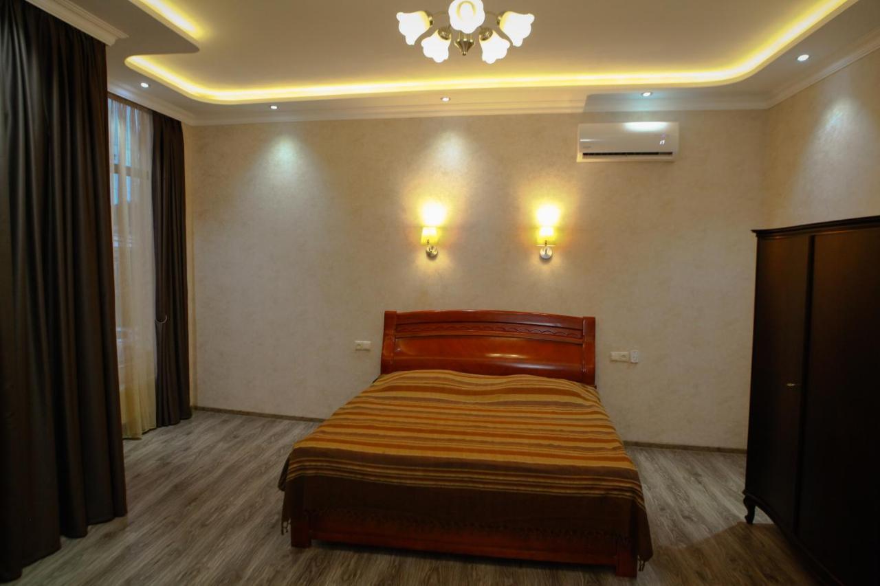 White Hotel Guesthouse Zugdidi Extérieur photo